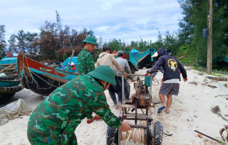 Bộ đội Biên phòng Quảng Trị dốc sức giúp dân trước lúc bão số 5 đổ bộ
