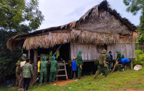 Bộ đội Biên phòng Quảng Trị dốc sức giúp dân trước lúc bão số 5 đổ bộ