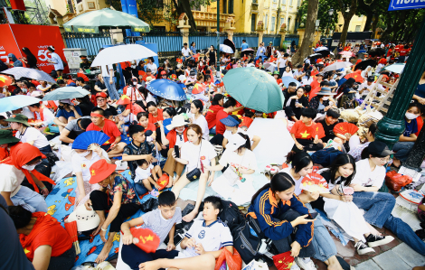 "Khối yêu nước" ăn, ngủ trên vỉa hè từ 3 giờ sáng chờ xem diễu binh