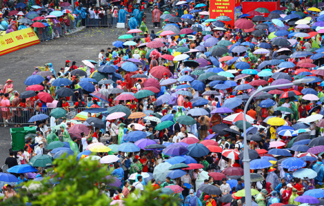 Mặc trời mưa, người dân vẫn bám trụ giữ vị trí chờ xem diễu binh