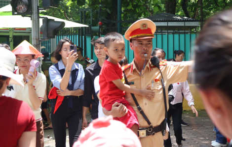 Hình ảnh đẹp của các chiến sĩ công an giúp dân trong tổng hợp luyện A80