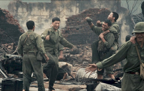 Mưa đỏ chính thức gia nhập "câu lạc bộ" phim trăm tỉ