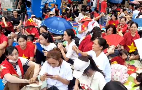 Người dân ngủ trên vỉa hè, giữ chỗ từ 3 giờ sáng xem tổng hợp luyện A80