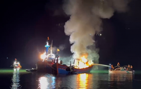 Tàu cá đang neo đậu tránh trú bão số 5 bất ngờ bốc cháy dữ dội