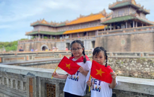 Cùng con vun đắp tình yêu Tổ quốc