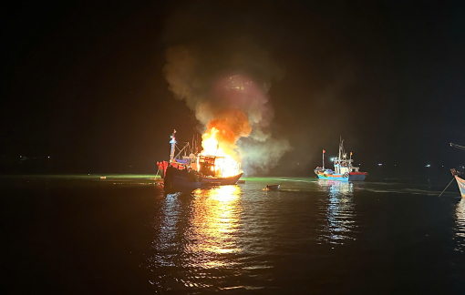 Tàu cá đang neo đậu tránh trú bão số 5 bất ngờ bốc cháy dữ dội