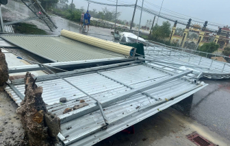 Bão giật sập nhà dân, mái tôn bay khắp nơi