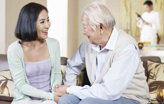 Cha già khó tính, chị gái chỉ biết trách em trai