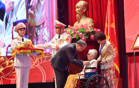 Bà Nguyễn Thị Bình đón nhận danh hiệu Anh hùng Lao động