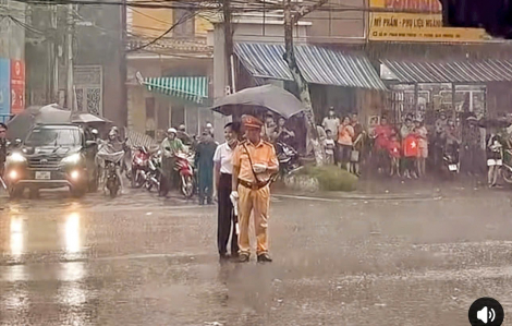 Clip người dân che ô cho CSGT làm nhiệm vụ dưới cơn mưa lớn