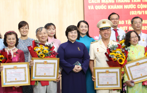 Phường An Đông: Trao Huy hiệu Đảng, tri ân chặng đường cống hiến bền bỉ