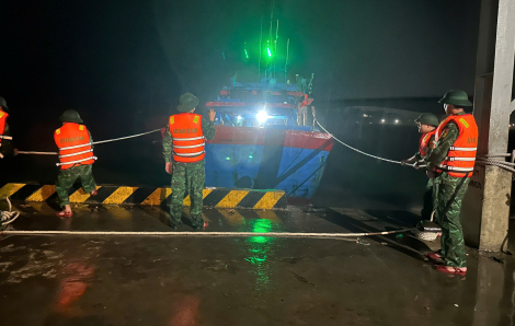 Quảng Trị, Nghệ An kịp thời ứng cứu tàu cá đứt neo, hạn chế người dân ra đường