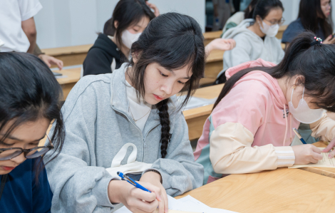 Thí sinh trúng tuyển háo hức làm thủ tục nhập học vào các trường đại học ở TPHCM