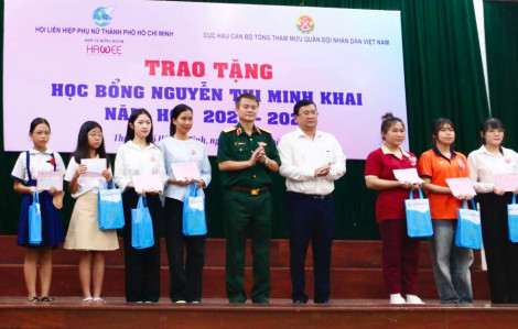 Trao gửi niềm tin, nâng bước học sinh hiếu học vượt khó đến trường