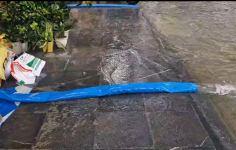 Đường phố Hà Nội "hoá sông", nước ngập tràn vào tầng hầm, người dân phải bơm nước xả ra