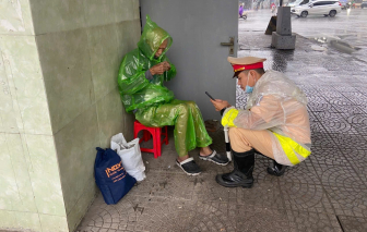Hà Nội trời mưa tầm tã, cụ ông 84 tuổi đi lạc được CSGT hỗ trợ về nhà an toàn