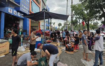 Máy phát, thiết bị tích điện cháy hàng sau bão Kajiki