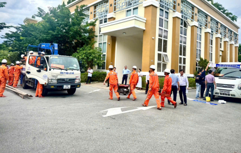 Điện lực miền Trung cử hơn 200 kỹ sư, công nhân hỗ trợ Hà Tĩnh khắc phục bão số 5