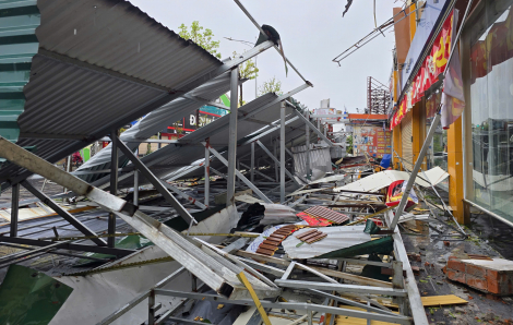 Đường phố Nghệ An ngổn ngang sau bão