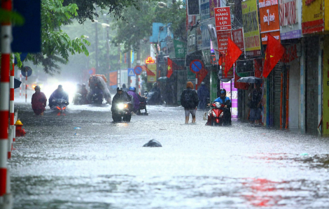 Hà Nội nhiều tuyến đường ngập sâu, người dân phải nghỉ học, nghỉ làm