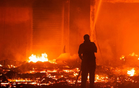 Người dân quần đảo Marshall choáng váng khi tòa nhà Quốc hội chìm trong biển lửa