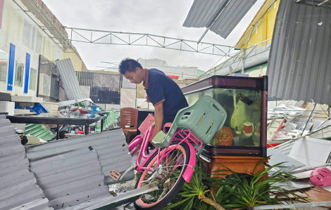 Những ngôi nhà không nóc sau bão ở làng biển Hà Tĩnh