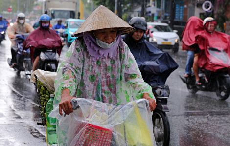 Sáng nay, người dân TPHCM chật vật đi làm trong mưa lớn do ảnh hưởng của bão số 5