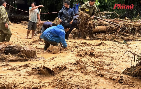 Sơ tán khẩn cấp nhiều hộ dân khi lũ lớn bất ngờ đổ về Thanh Hóa