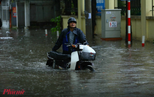 Hà Nội nhiều tuyến đường ngập sâu, người dân phải nghỉ học, nghỉ làm