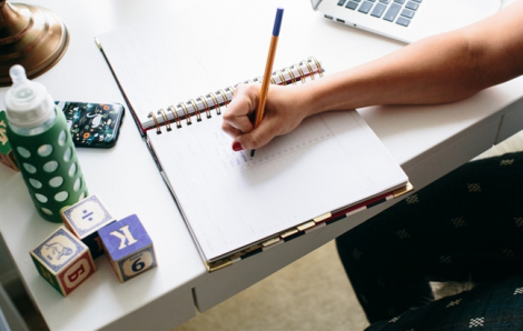 Con nghỉ việc, mẹ lo đứng lo ngồi