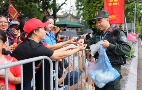 Công an phát cơm, hỗ trợ người dân đi xem diễu binh, diễu hành