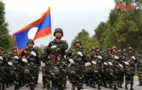 Đoàn Quân đội Lào xúc động trước tình cảm nồng nhiệt, tiếng cổ vũ giữa sắc đỏ rợp trời