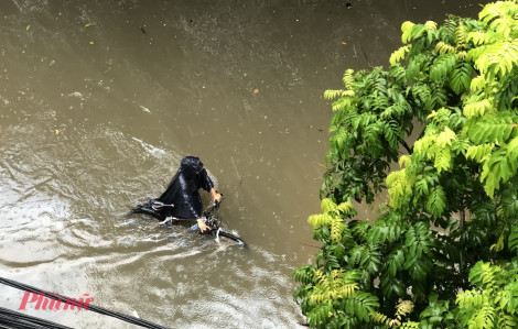 Hà Nội: Nhiều nơi ngập như “ốc đảo”