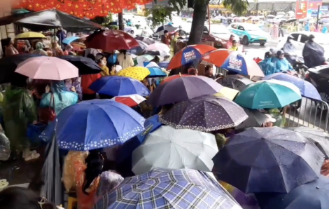 Mặc trời mưa, người dân trải bạt giữ chỗ chờ xem lễ sơ duyệt A80 từ 3g sáng