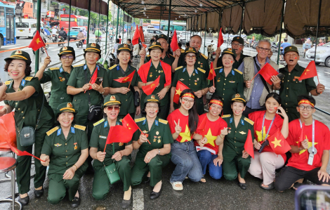 Người dân rộn ràng dưới nhà bạt trú mưa chờ xem diễu binh, diễu hành