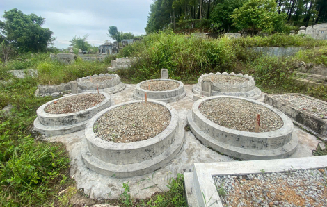 Dân bức xúc vì chủ đầu tư đóng cọc lên lăng mộ để kiểm kê, giải phóng mặt bằng