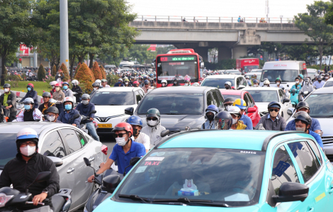 Ngày đầu cấm ô tô qua cầu Bình Triệu 1, cửa ngõ TPHCM tê liệt vì kẹt xe