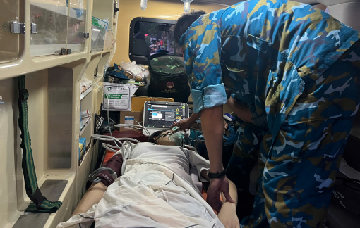 1 phụ nữ choáng ngất, hạ đường huyết khi đang chờ xem diễu binh