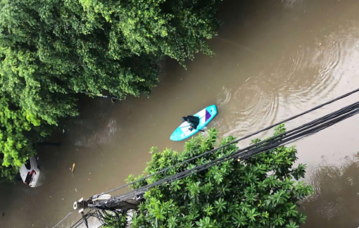 Hà Nội: Nhiều khu vực vẫn như “ốc đảo”, người dân chèo sup, bơi thuyền đi làm