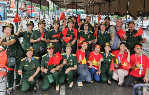 Người dân rộn ràng dưới nhà bạt trú mưa chờ xem diễu binh, diễu hành