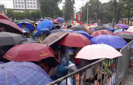 Trời mưa lớn, người dân vẫn trải bạt giữ chỗ chờ xem Lễ sơ duyệt A80