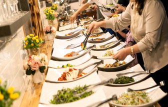 Tôn trọng cộng đồng từ bàn tiệc buffet