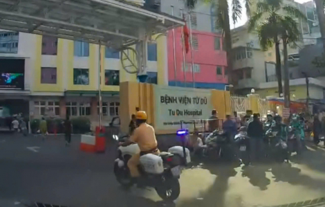 6 phút mở đường, đưa ô tô chở thai phụ đến bệnh viện cấp cứu kịp thời của CSGT TPHCM