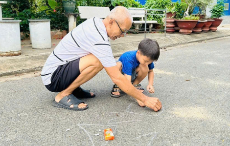 Chiếc bảng đặc biệt của ba