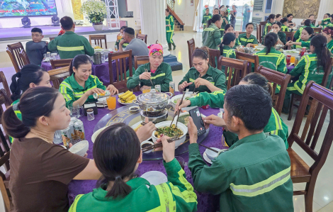 Nhà hàng tiệc cưới nấu cơm “tiếp sức” công nhân vệ sinh