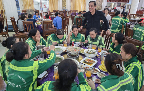 Chủ nhà hàng sang trọng đãi cơm công nhân môi trường, bộ đội ...đang dọn dẹp sau bão Kajiki
