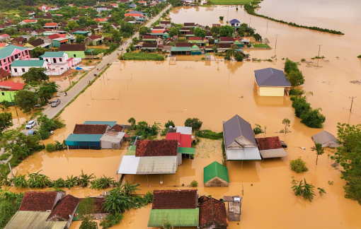 Bão vừa tan, người dân Nghệ An lại vội vã chạy lũ