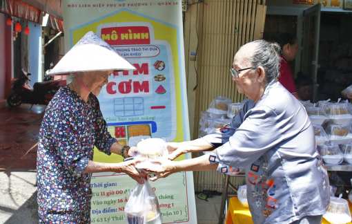 Những phụ nữ thầm lặng giữ lửa bếp yêu thương nơi phố thị