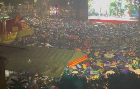 Mưa lớn, người dân vẫn chờ xem Tổng duyệt A80 vào sáng 30/8