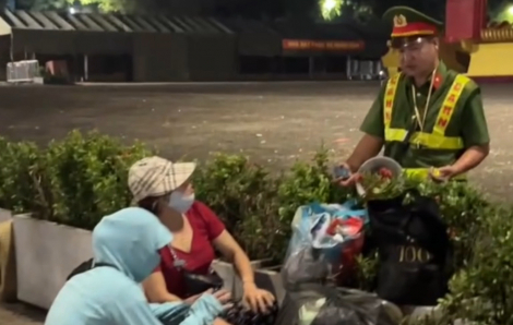 Người dân mang bạt, ghế...dành chỗ xem Tổng duyệt A80 trước gần 2 ngày